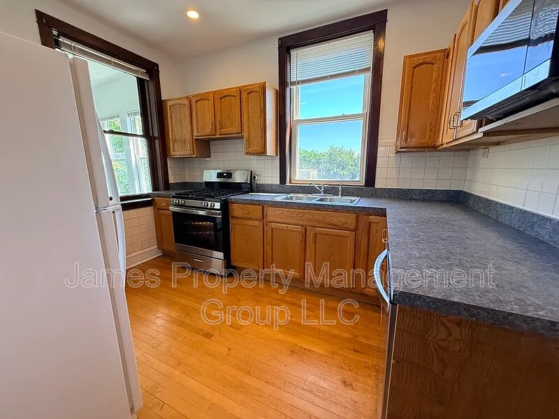 3 bed, 2.0 bath, 1626 sqft, $3,050 — Photo 3