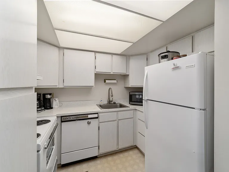 557 Midway #B — Photo 8
