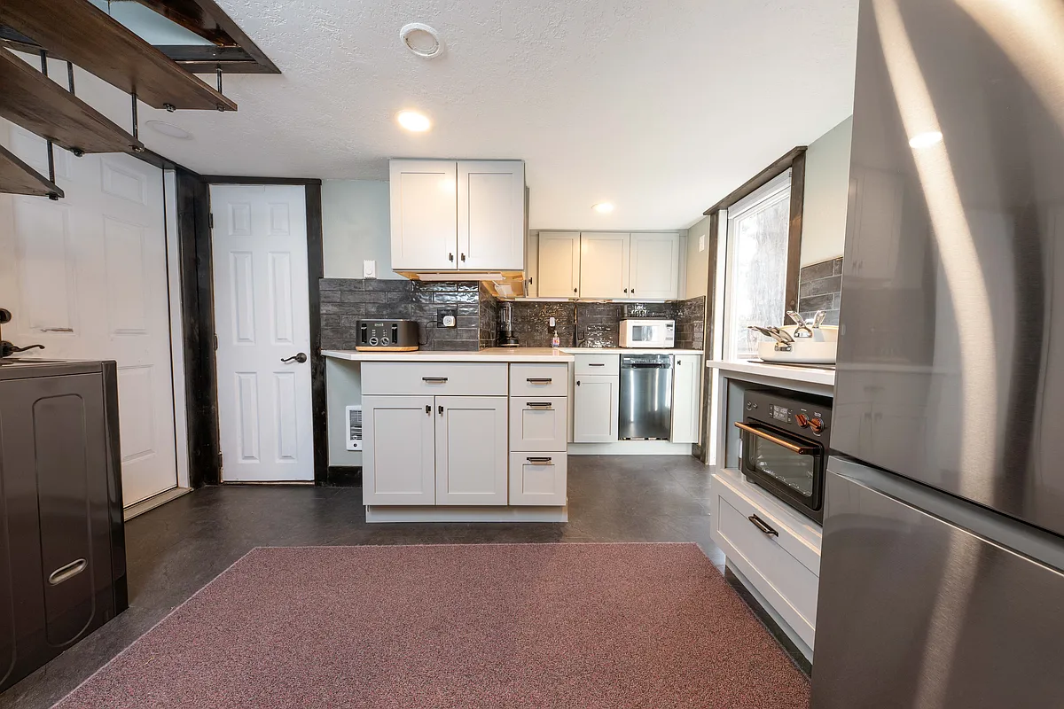 Building Photo - 2430 NW Marken St #2