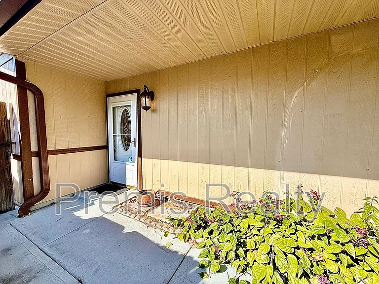 747 Brook St — Photo 3