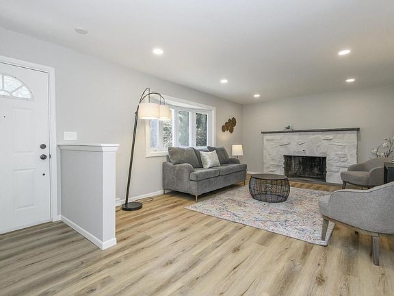 4th image of 745 North Green Bay ROAD