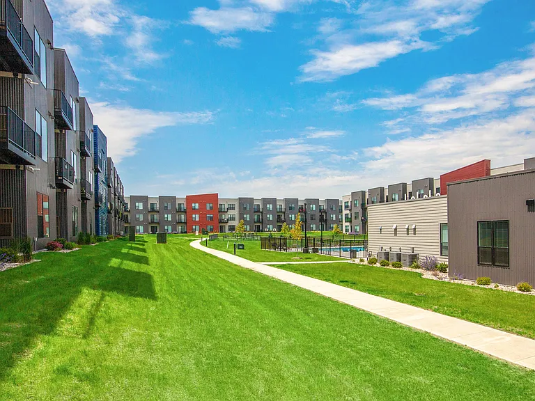 Courtyard at cobblestone Park — Photo 46