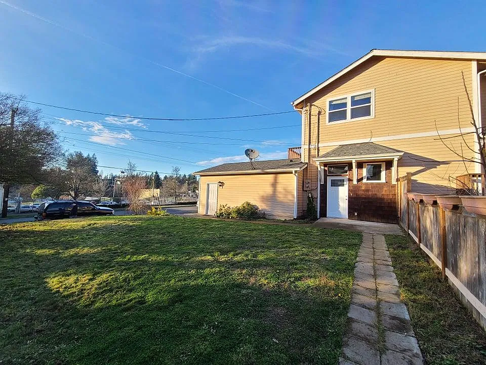 3 bed, 1224 sqft, $2,700 — Photo 2