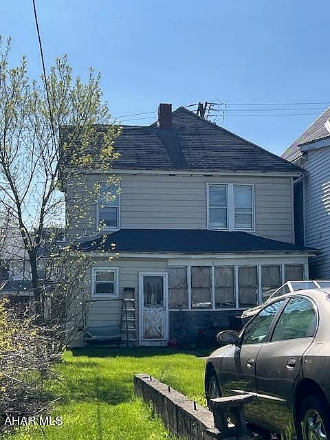 2nd image of 907 N 4th Ave