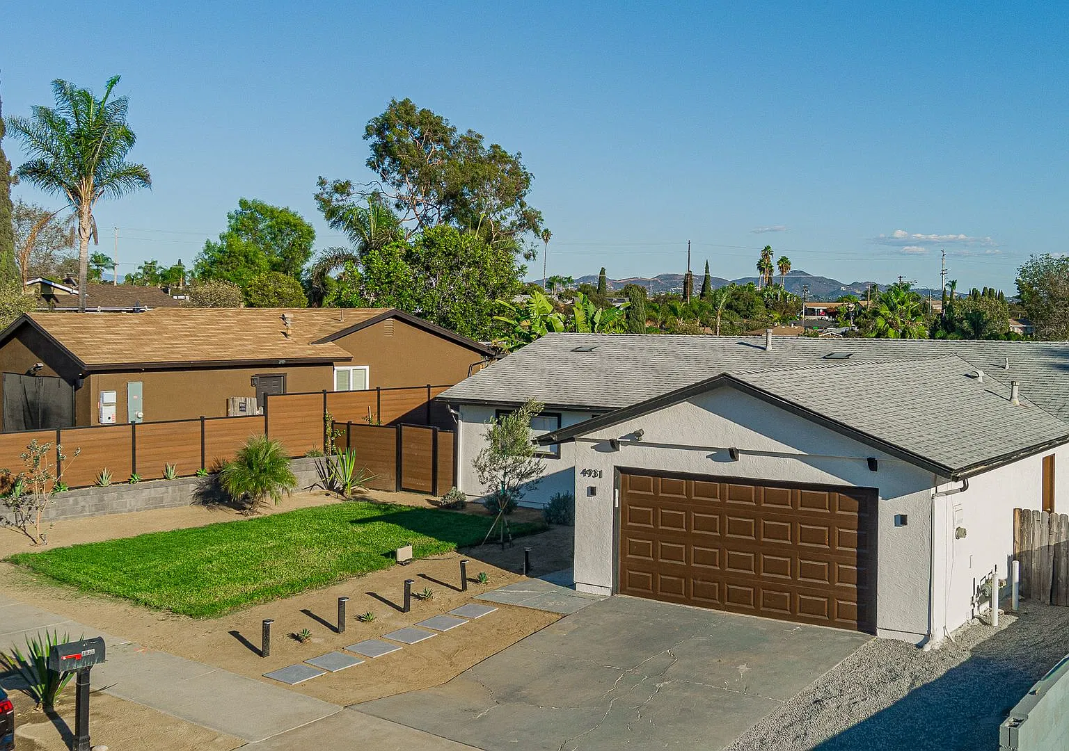 Newly Remodeled 4 bedroom with California room — Photo 1
