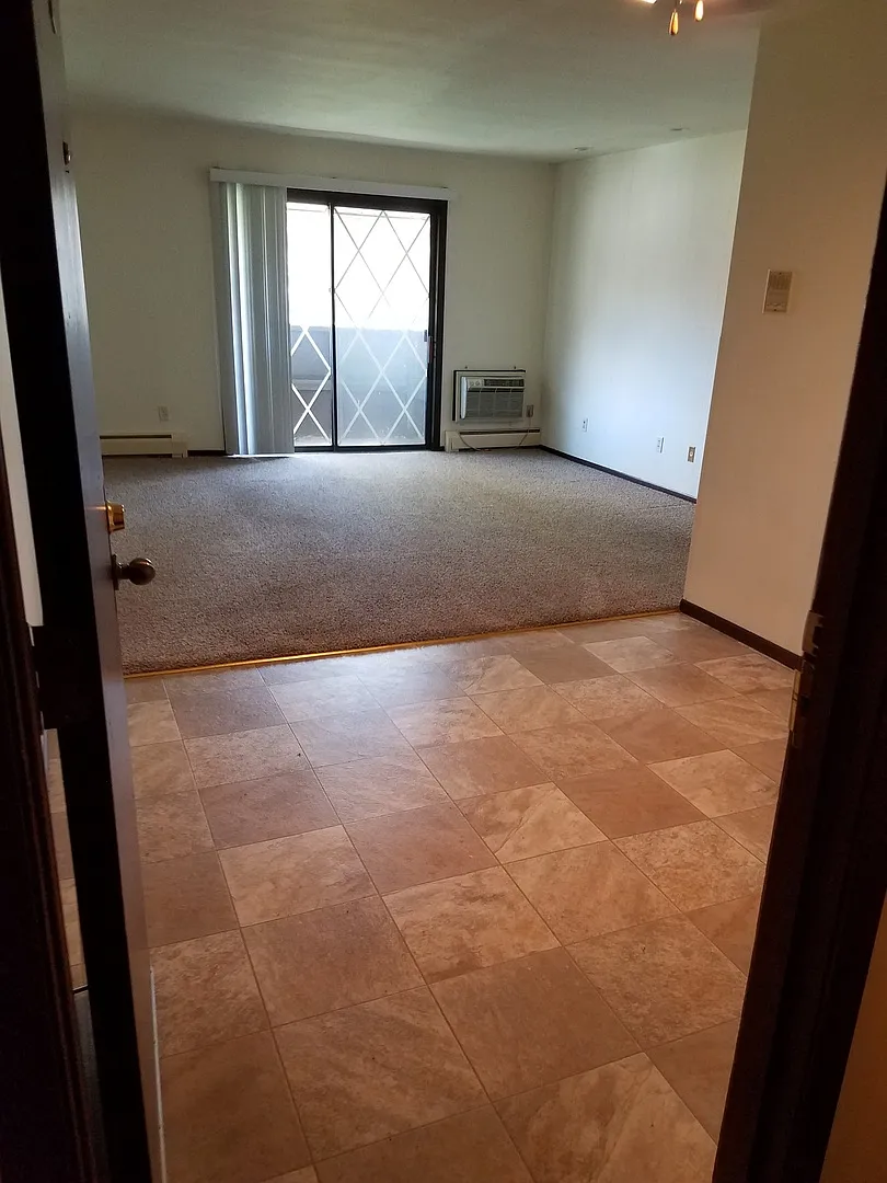 Courtyard Apartment Homes - 808 — Photo 4