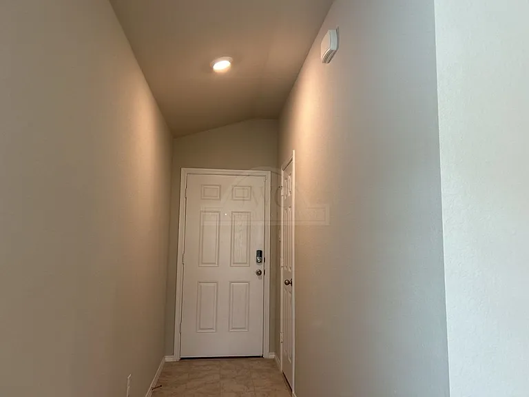 1319 Iron Horse Dr — Photo 2