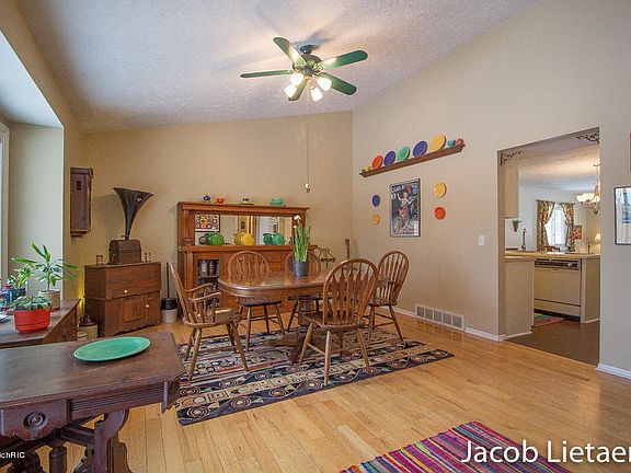 4th image of 3535 Grand River Dr NE