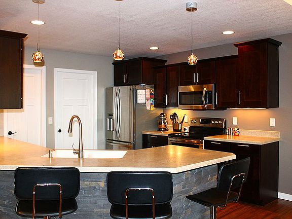 kitchen w/ breakfast bar