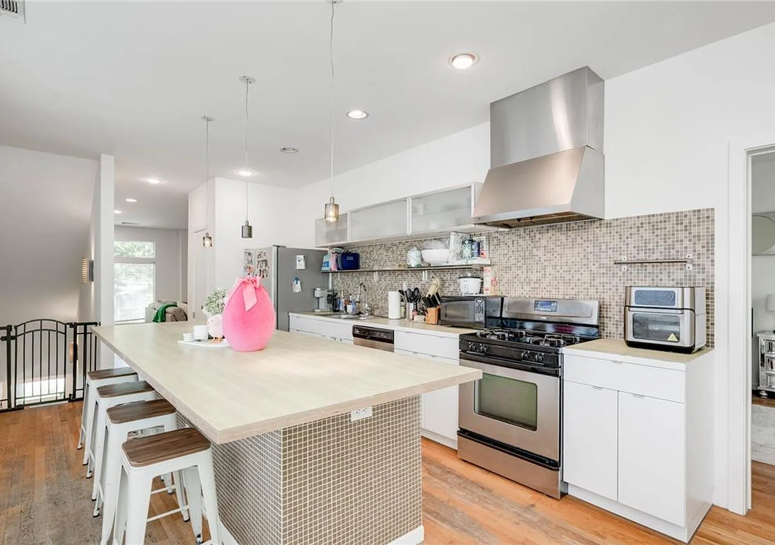 712 E. 45th St - Amazing free standing 5 bed 5.5 bath house in Hyde Park. — Photo 2