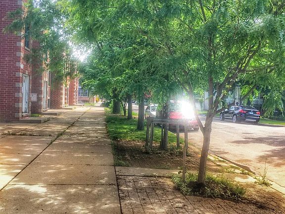 Outdoor nature and free street parking