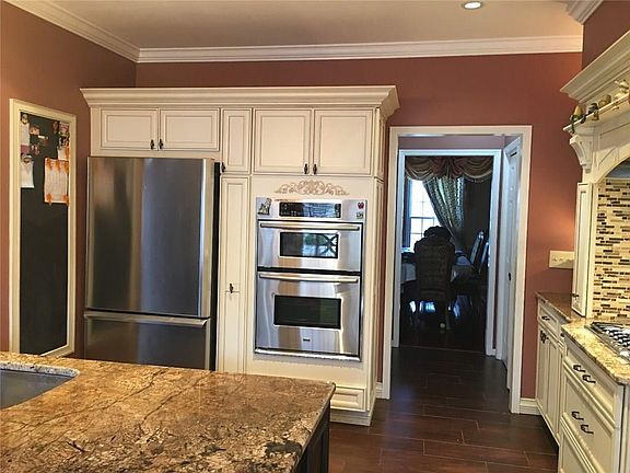 5th image of 16 Essex Dr