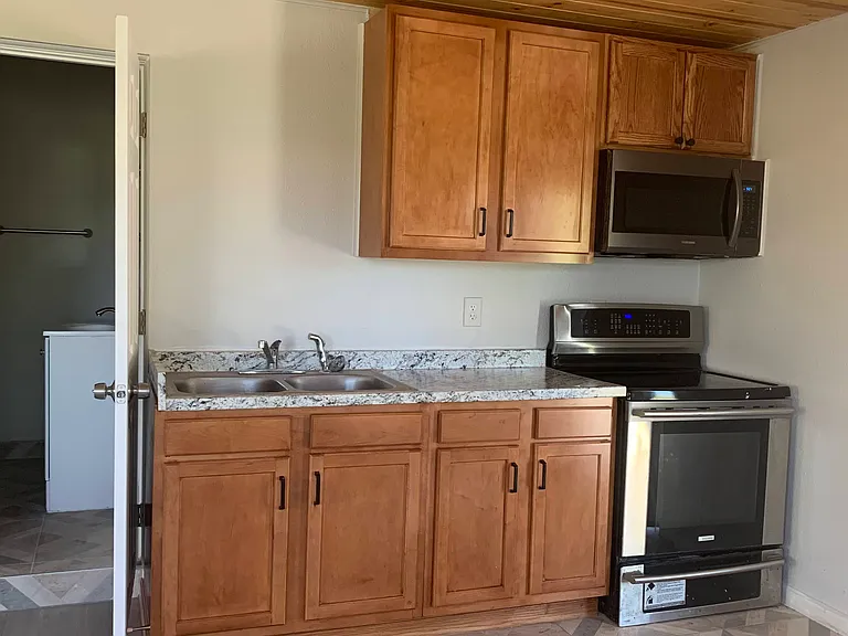 15895 S Golden Rd #B — Photo 1