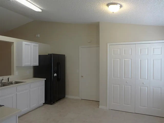 1142 Jaslo St SE — Photo 3