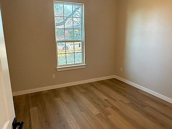 3rd image of 901 Bandera Ln