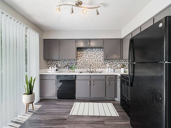 4th image of 4001 Hamilton Cir #211