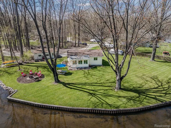 10157 River Ln, Pinckney, MI 48169