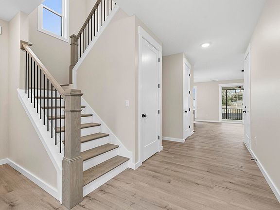 5th image of 120 Morrow St