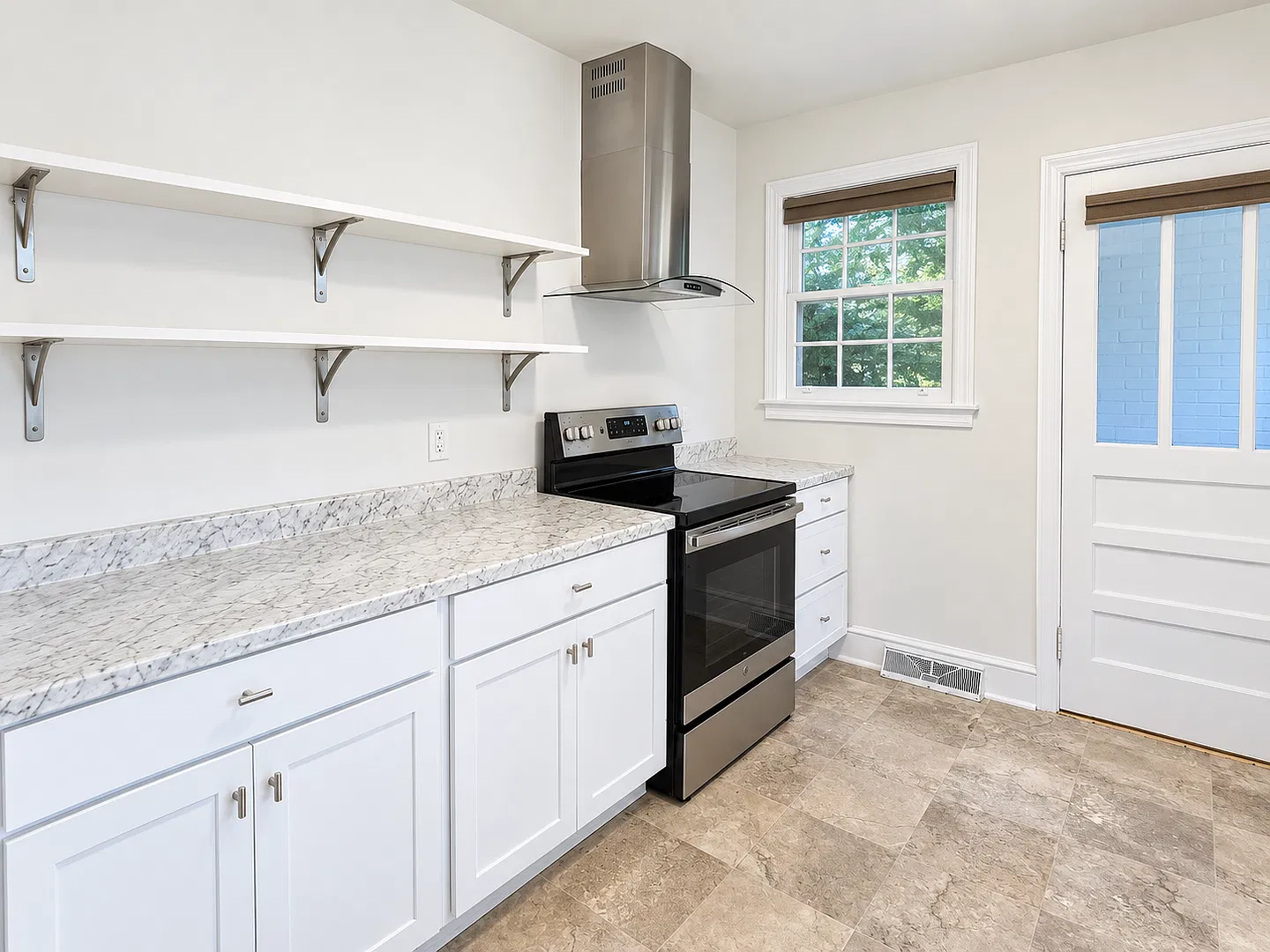 Charming 2-Bedroom Home in Greenville Spacious Yard, Comfortable Living & Convenient Location! — Photo 4
