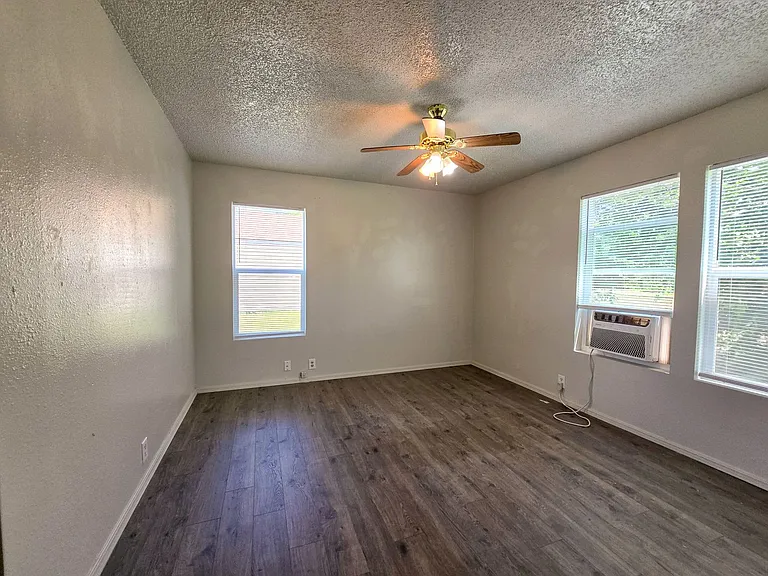 635 W Franklin St — Photo 21