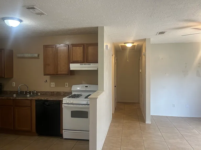 3700 Forestwood Dr — Photo 3
