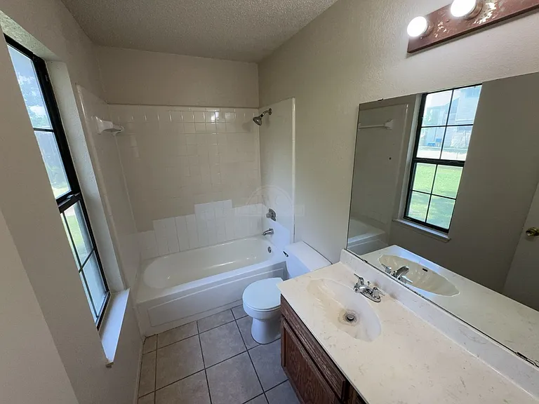 2208 Hemlock Dr — Photo 17