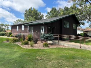 120 1st St S, New Rockford, ND 58356