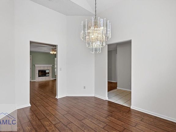 4th image of 333 Clairemore Cir
