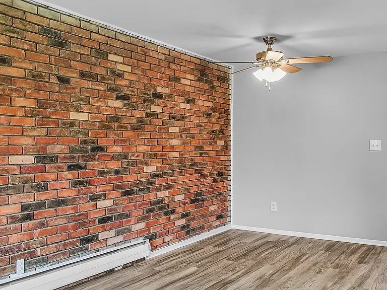 Huntington House Apartments — Photo 15