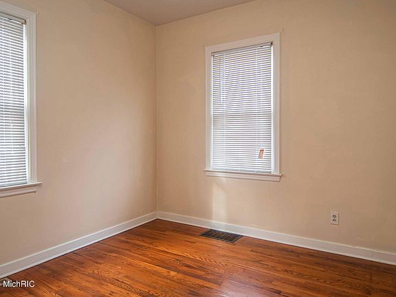 5th image of 1715 Giddings Ave SE