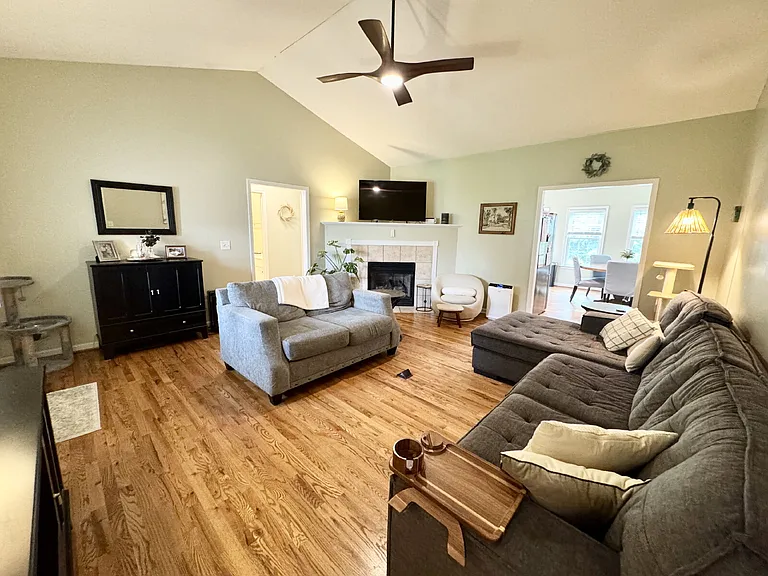 214 Providence Ct — Photo 3