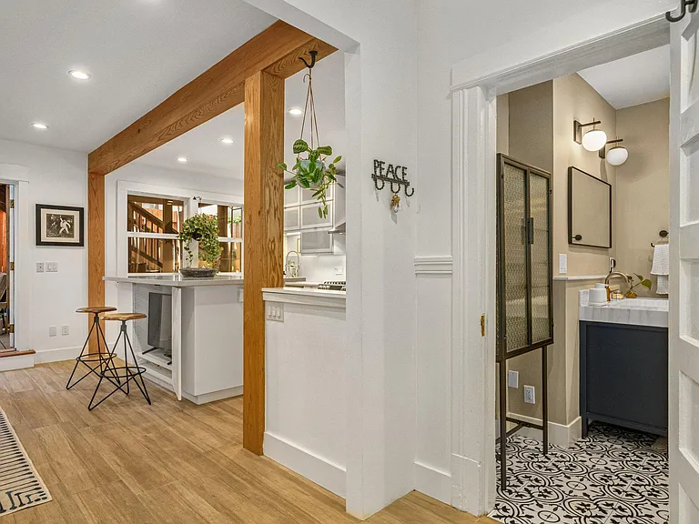 224 Lexington St — Photo 25