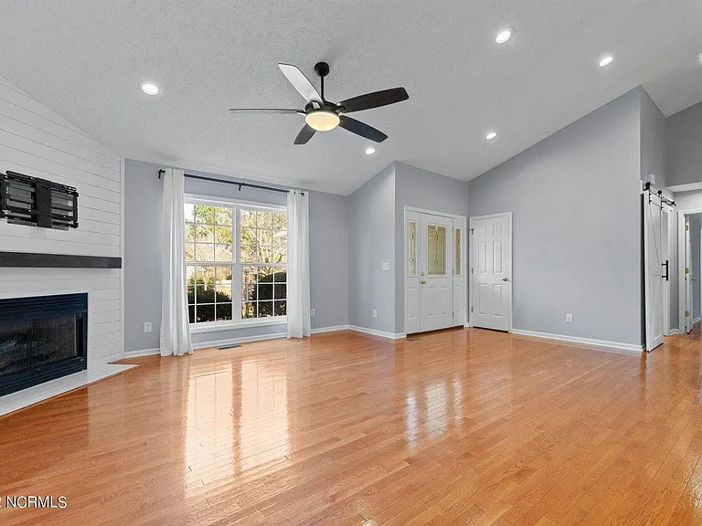 120 Crimson Ct — Photo 21