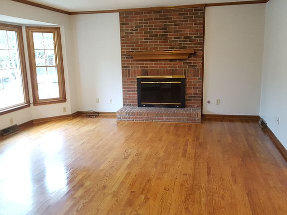 Living room w/fireplace