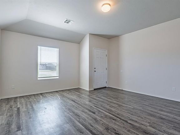 5th image of 1914 Oak Tree Ct