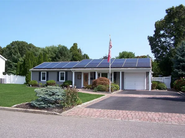 3 Susan Dr, Bellport, NY 11713