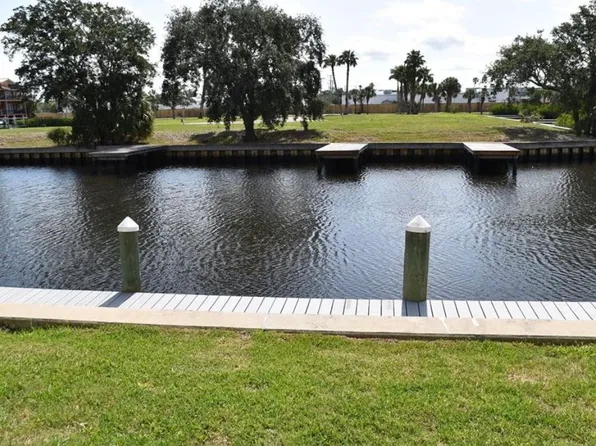 404 Moorings Cove Dr, Tarpon Springs, FL 34689