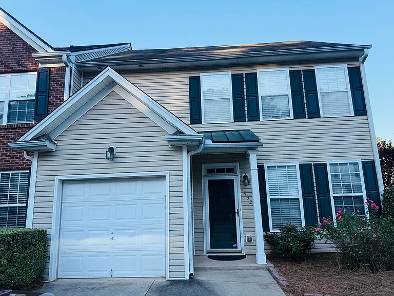 2932 Greyhawk Ln — Photo 1