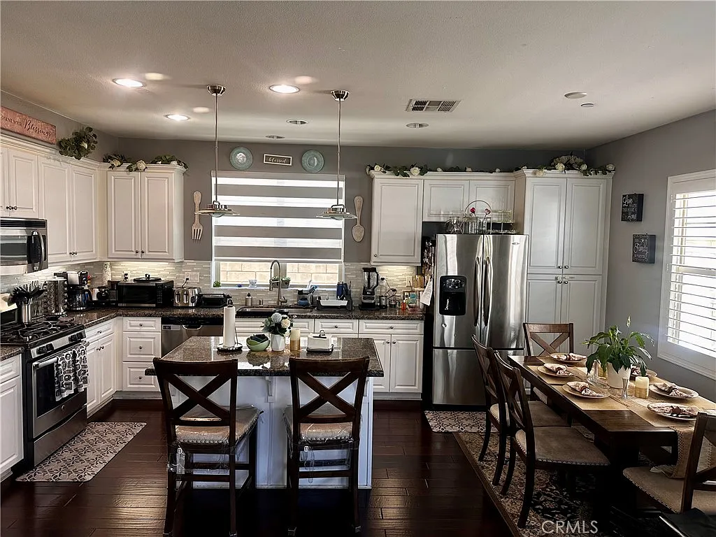 4 bed, 1719 sqft, $4,150 — Photo 3
