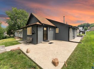 806 N Wayland Ave, Sioux Falls, SD 57103