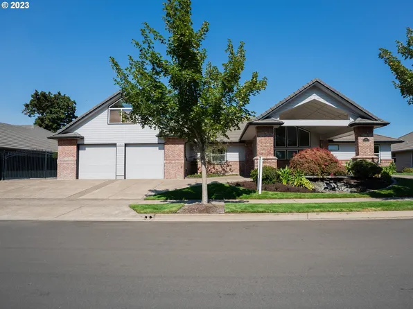 906 McKenzie Crest Dr, Springfield, OR 97477