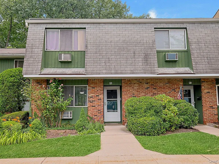 121 Coachlight Sq — Photo 1