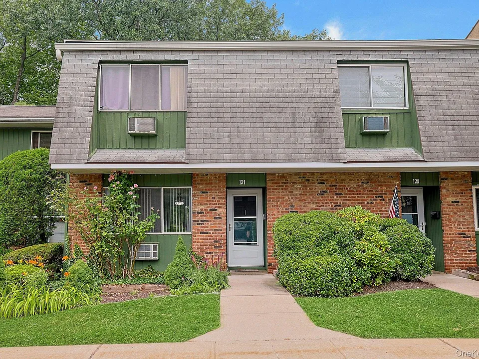 121 Coachlight Sq