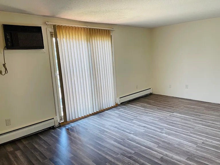127 English Village Rd — Photo 6