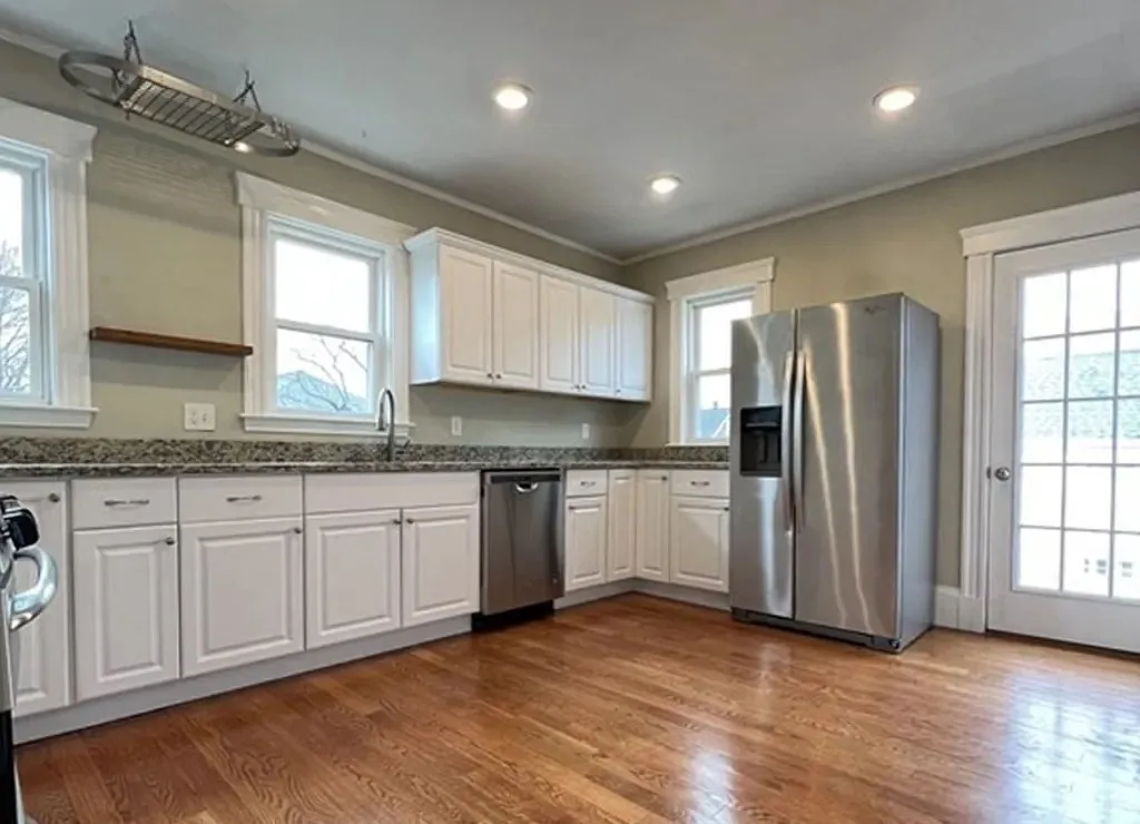 3 bed, 9999 sqft, $3,200 — Photo 2