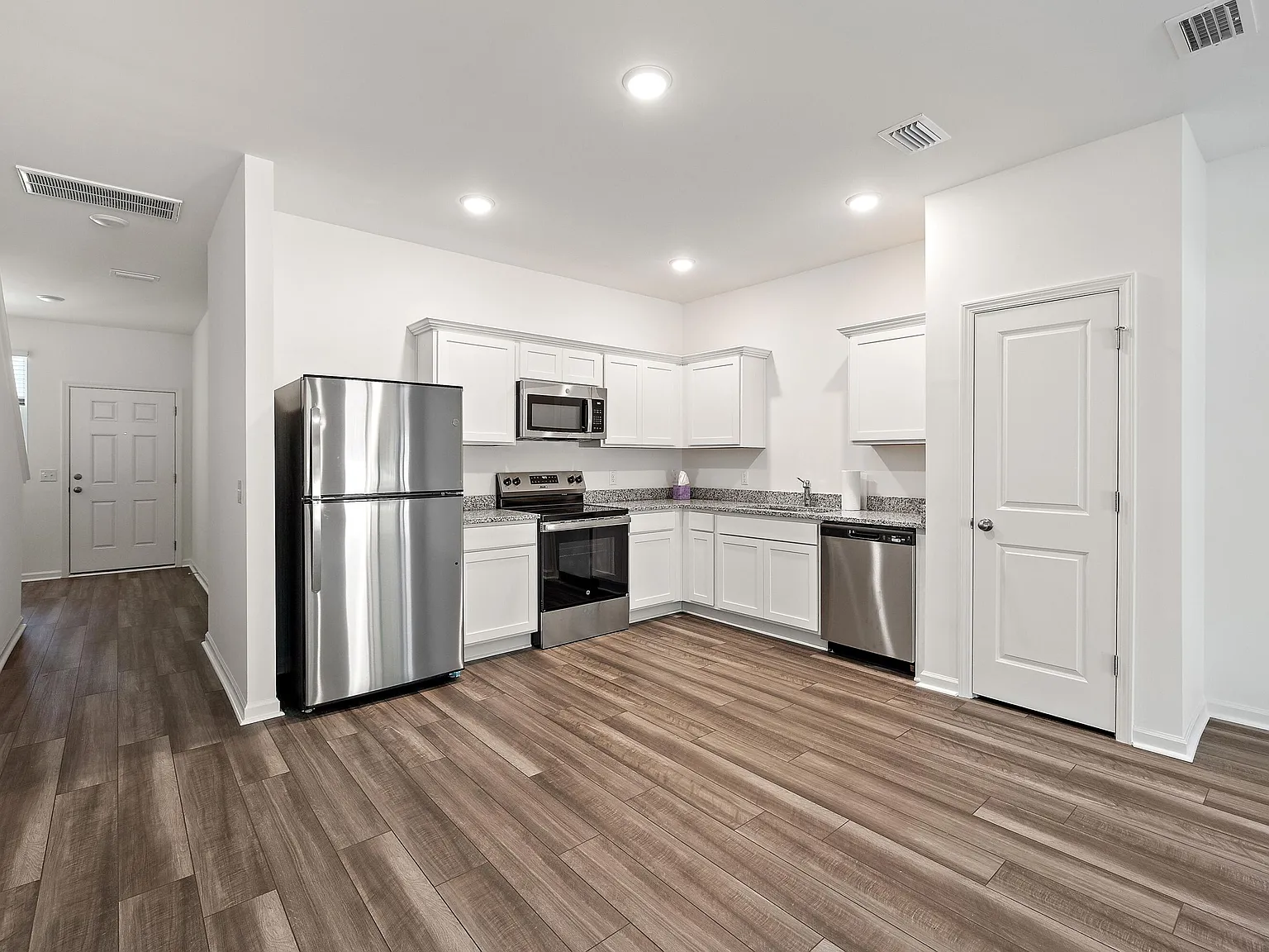 3 bed, 2.0 bath, 1386 sqft, $2,095 — Photo 4