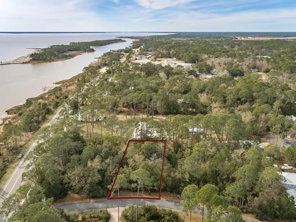 110 Bay Colony Way, Apalachicola, FL 32320
