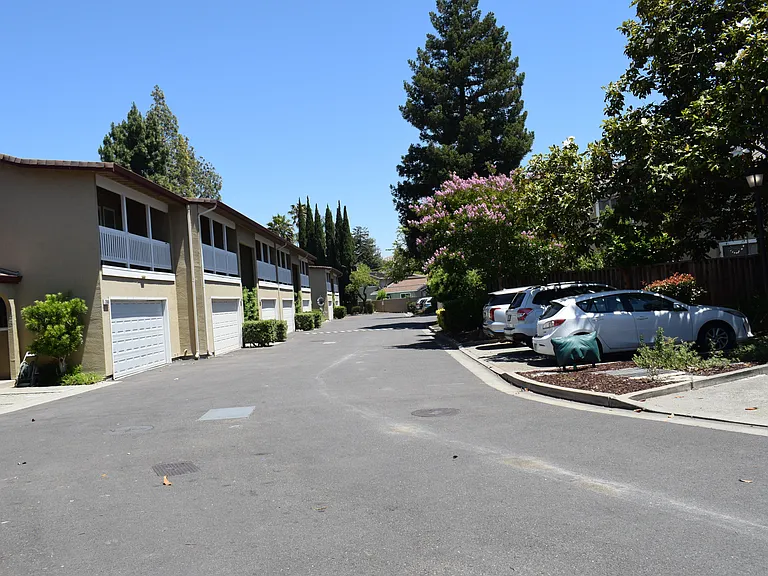 2923 Wilson Cmn — Photo 3