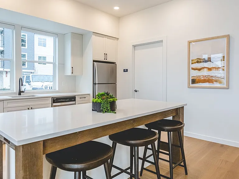 Pacific Valley Apartments — Photo 33