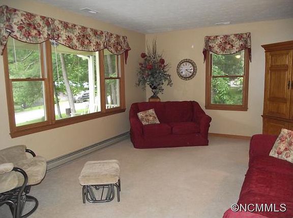 3rd image of 28 Apple Creek Ln